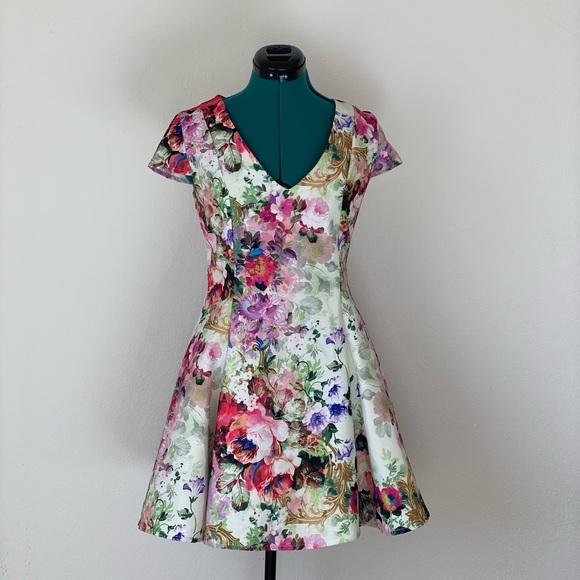 Floral True Decadence Mini Tea V-neck dress Sz 10 - Picture 10 of 11